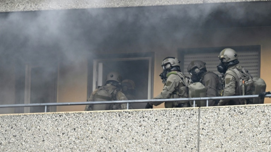 Drei Einsatzkr&auml;fte nach Brandattacke in Ratinger Hochhaus weiter in Lebensgefahr