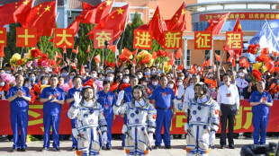 Astronautas de la misi&oacute;n china Shenzhou-14 realizan un paseo espacial