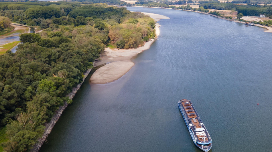 Danubio senz'acqua, evacuati 186 turisti da nave da crociera in Bulgaria