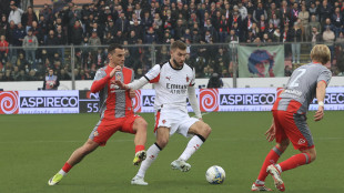 Il Milan acciuffa la vittoria nel finale a Cremona. Sabato derby con l'Inter