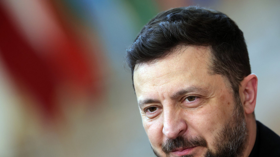 Zelensky, colpite due raffinerie in Russia a 1500 chilometri