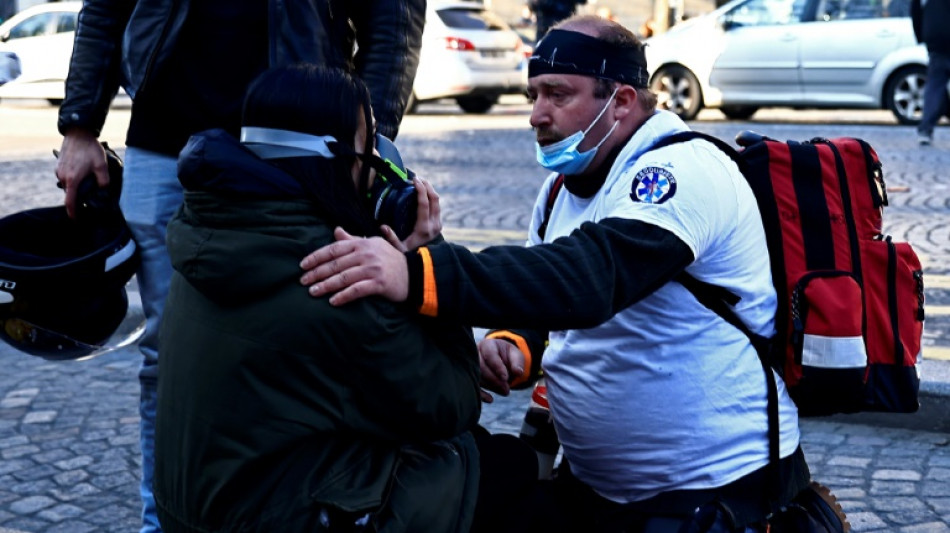 Par&iacute;s se mantiene bajo fuerte vigilancia tras el paso de los convoyes antivacunas