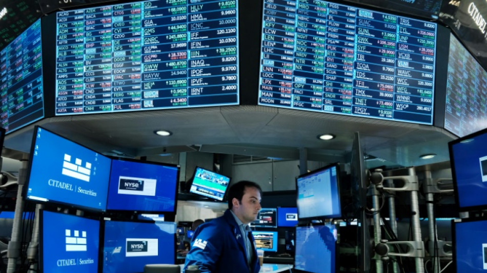 Wall Street termine en berne, min&eacute;e par la confiance des m&eacute;nages