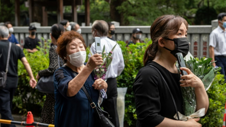 Angeh&ouml;rige und Freunde von Shinzo Abe zu Bestattung zusammengekommen