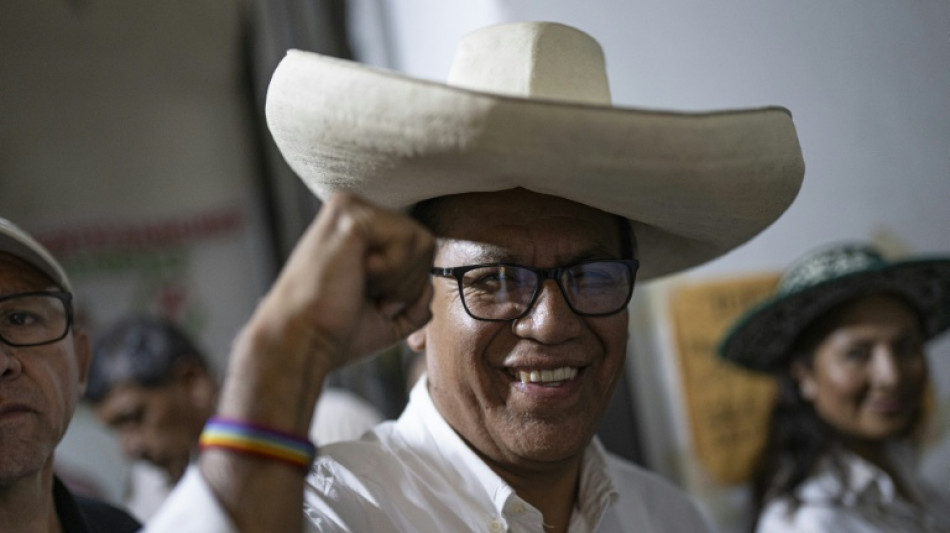 Candidatos de campos opostos disputam vaga no 2&ordm; turno das presidenciais no Peru