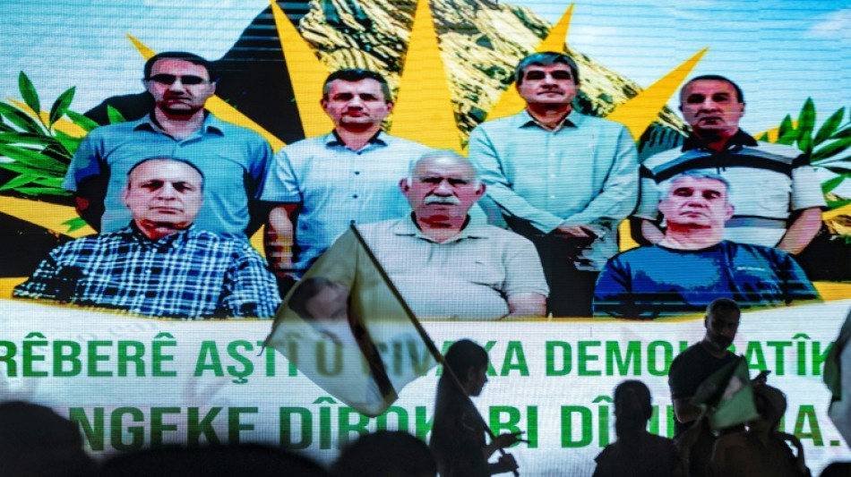 Los combatientes kurdos del PKK destruyen sus armas en una ceremonia en Irak