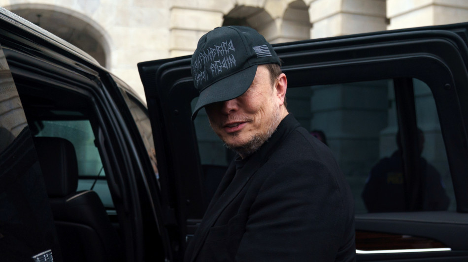 'Musk stanco degli attacchi politici e frustrato torna a Tesla'