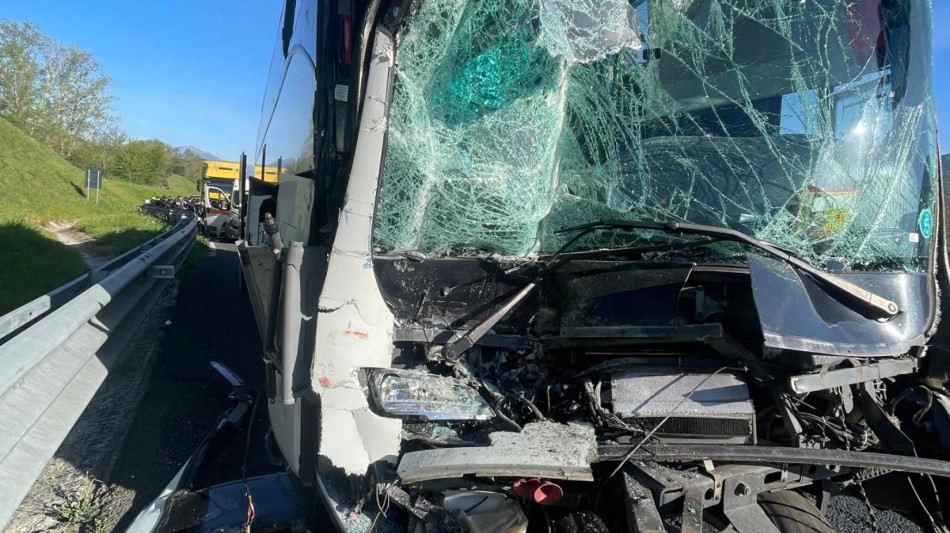 Scontro tra bus con bimbi e tir su A1,nessun ferito grave