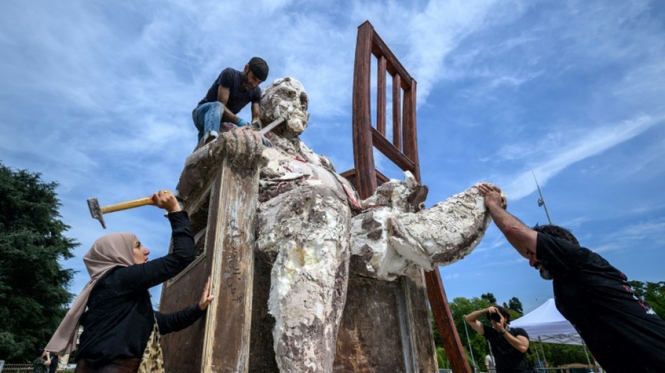 Escultor s&iacute;rio destr&oacute;i uma de suas obras em frente &agrave; sede da ONU, em mem&oacute;ria dos desaparecidos