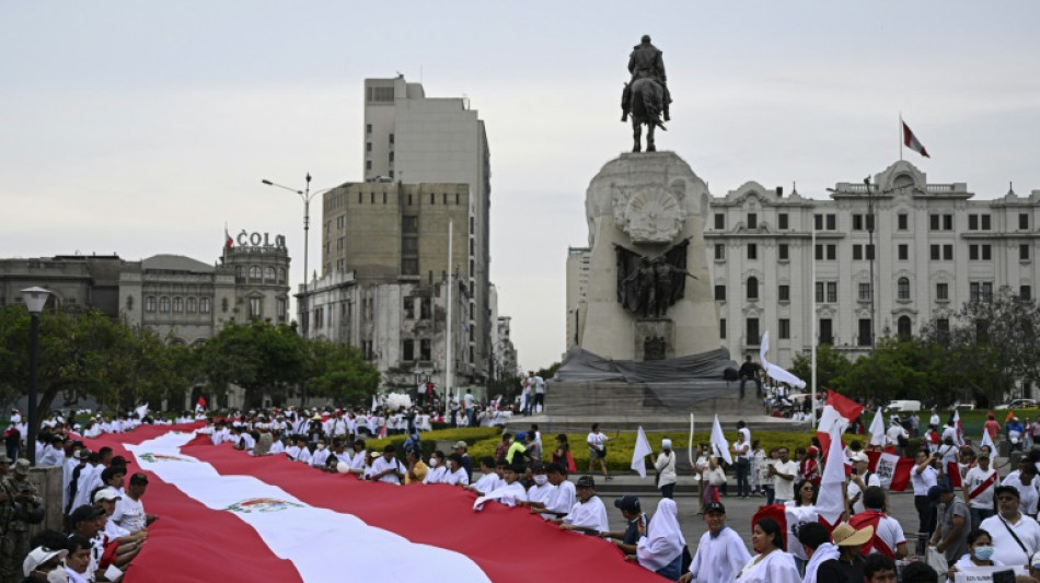 "Marcha por la Paz" pide el fin de las protestas contra nuevo gobierno de Per&uacute;