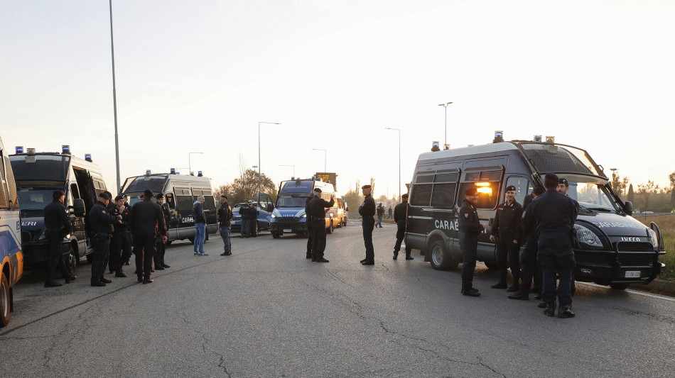 Non si fermano all'alt, ladro ferito in sparatoria