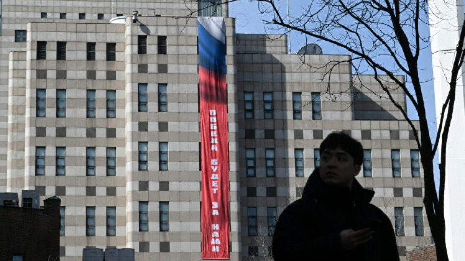 Corea del Sur protesta por una pancarta de "Victoria" en la embajada rusa