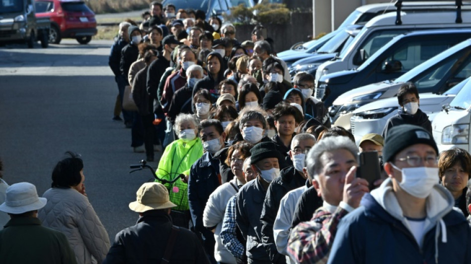 Au Japon, des habitants en qu&ecirc;te d'eau et de provisions apr&egrave;s un s&eacute;isme d&eacute;vastateur