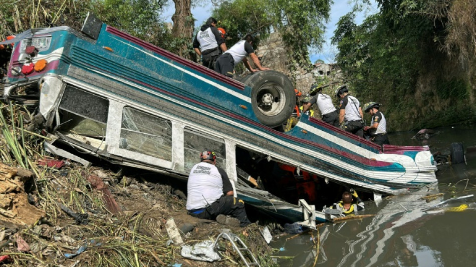 &Ocirc;nibus cai de barranco e deixa ao menos 55 mortos na Guatemala