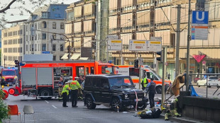 Auto f&auml;hrt in Stuttgart in Menschengruppe - Frau erliegt Verletzungen