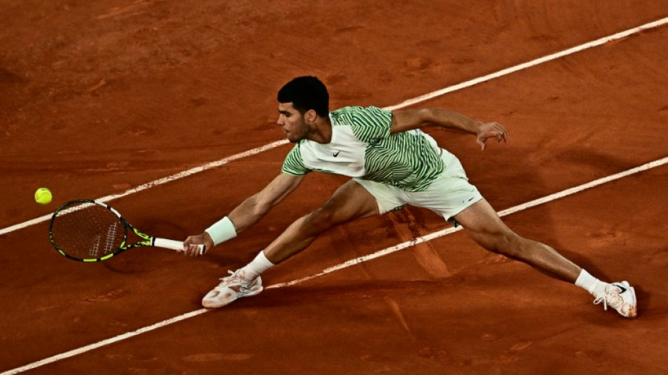 Alcaraz vence Shapovalov e vai &agrave;s oitavas de Roland Garros; Tsitsipas tamb&eacute;m avan&ccedil;a