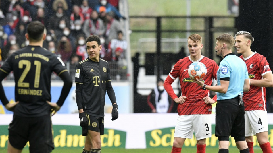 Zw&ouml;lf Mann auf dem Feld: Bayern muss um Punkte bangen