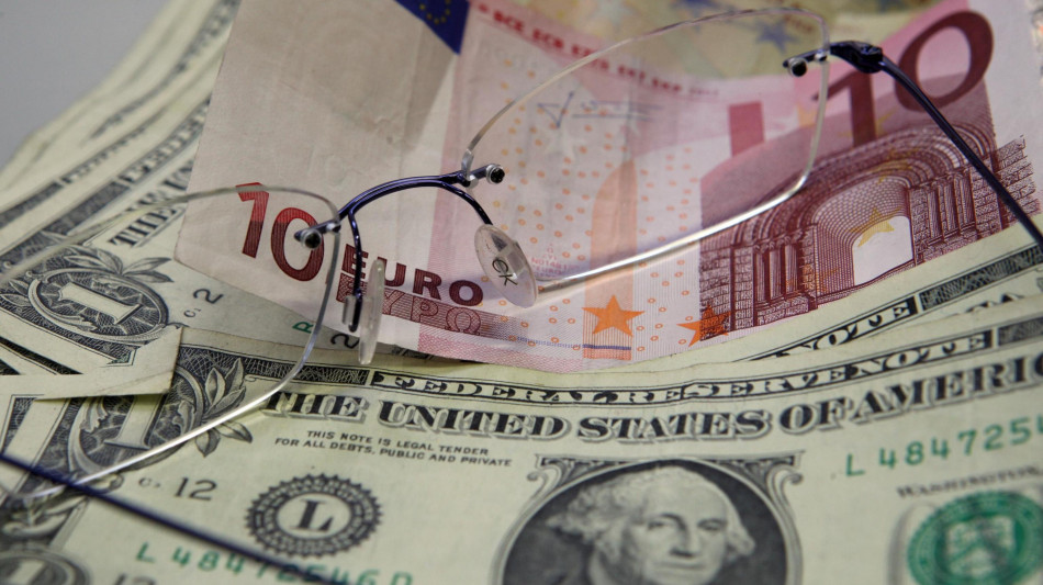 L'Euro si rafforza, scambiato a 1,1657 dollari