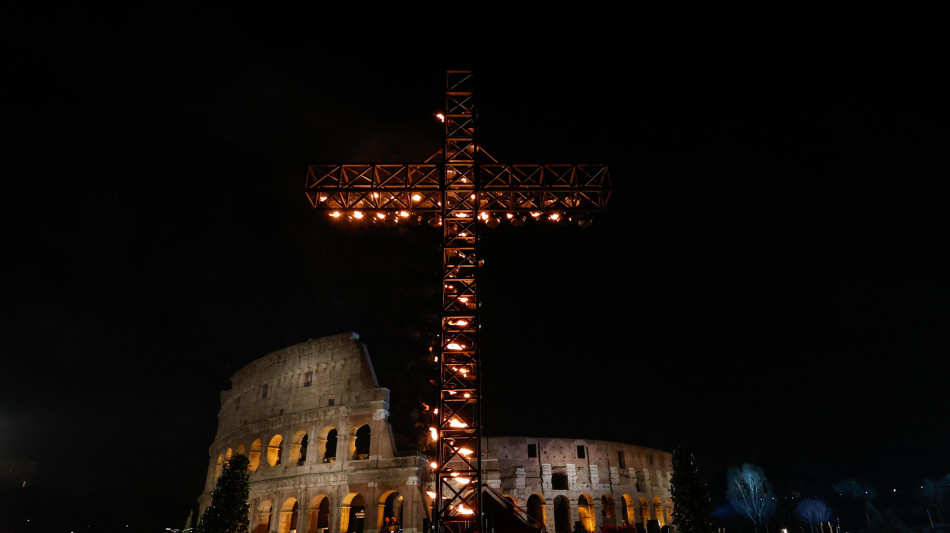 Il Papa, "il mondo è a pezzi, c'è bisogno di lacrime sincere"