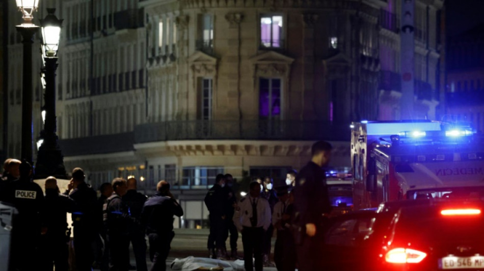 Polizei in Paris schie&szlig;t auf Fahrzeug - zwei Tote