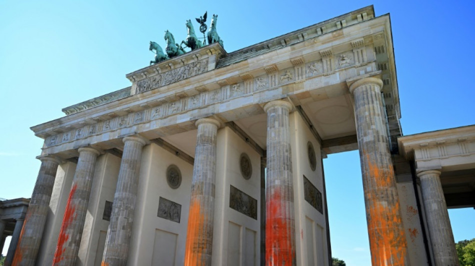 Activistas medioambientales pintan la Puerta de Brandenburgo de Berl&iacute;n