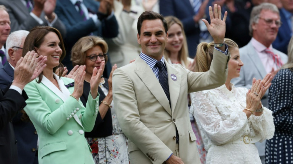 Federer wows Wimbledon crowd from royal box