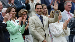 Federer wows Wimbledon crowd from royal box