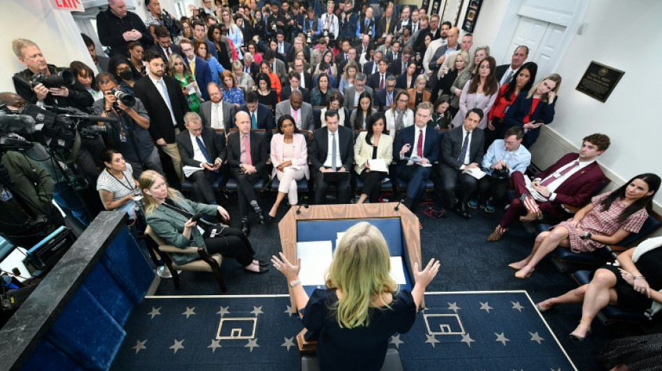 A ofensiva de Trump contra a imprensa tradicional em seus primeiros 100 dias no poder