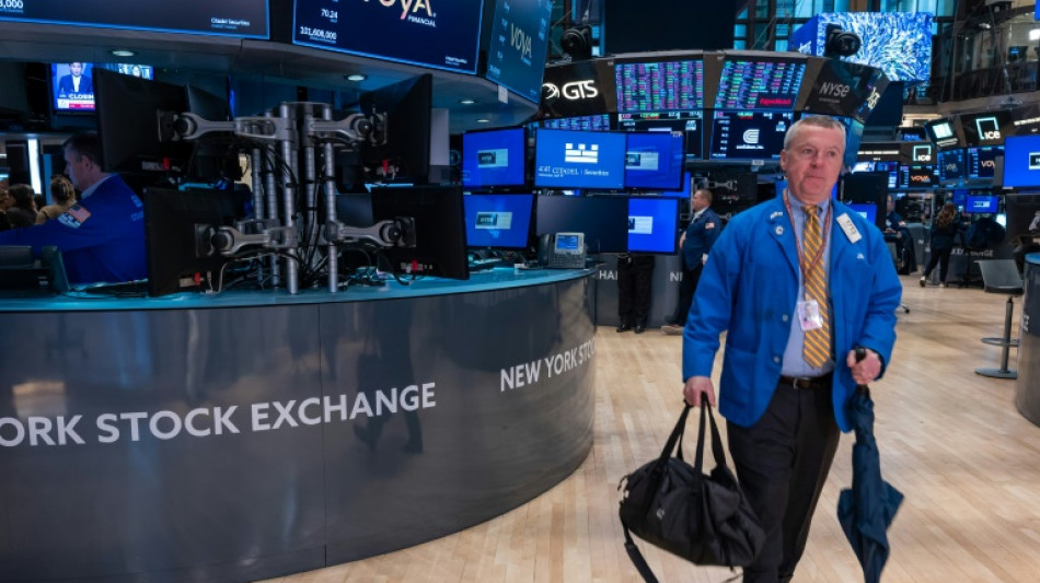 Wall Street finit en baisse, plomb&eacute;e par Meta et la faible croissance am&eacute;ricaine