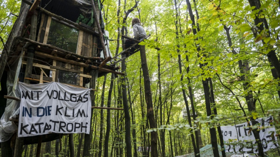 Polizei setzt R&auml;umung in Fechenheimer Wald in Frankfurt am Main fort