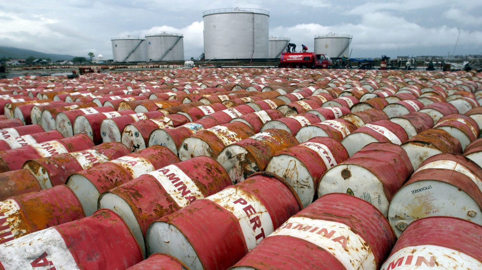 Petrolio in forte calo a New York, preoccupa eccesso offerta