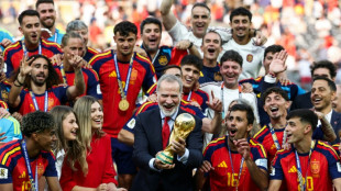 Sele&ccedil;&atilde;o espanhola aterrissa no aeroporto Madrid-Barajas