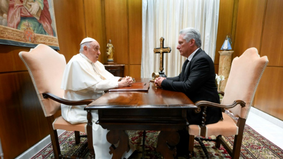 El presidente de Cuba se re&uacute;ne con el papa Francisco durante su gira europea