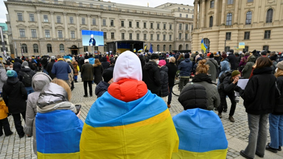 Mehr als 1000 Menschen demonstrieren in Berlin f&uuml;r den Frieden