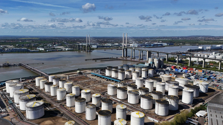 Il petrolio scende sotto i livelli pre guerra, Brent a 72 dollari