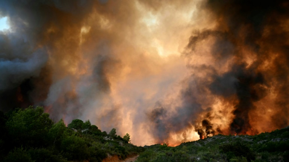 El incendio en Francia sigue activo tras quemar 17.000 hect&aacute;reas