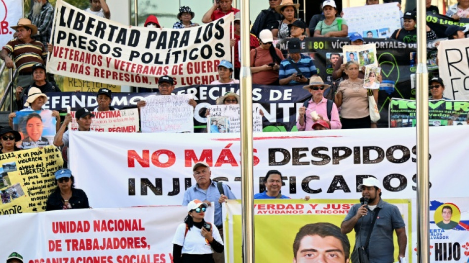 Salvadore&ntilde;os marchan contra el r&eacute;gimen de excepci&oacute;n de Bukele