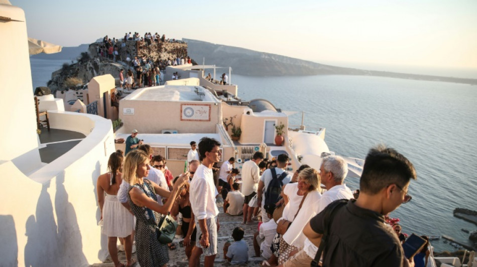 Santorini, la "isla Instagram" de Grecia, al l&iacute;mite de la saturaci&oacute;n tur&iacute;stica
