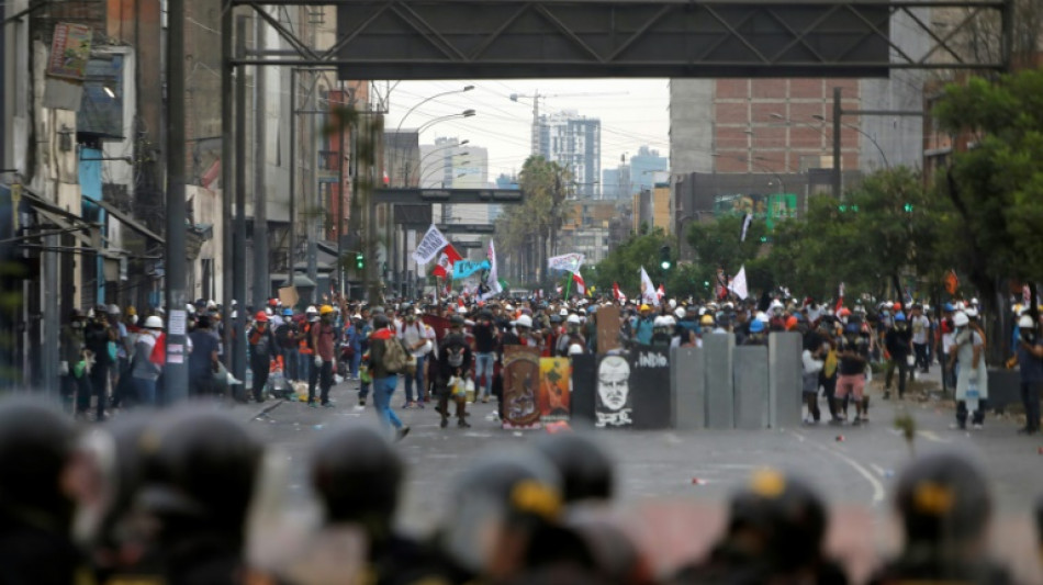 Duros enfrentamientos frente al Congreso de Per&uacute; que rechaz&oacute; anticipar comicios