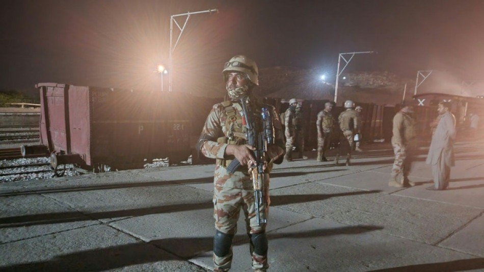 Prise d'otages au Pakistan: trois morts, une centaine de passagers du train lib&eacute;r&eacute;s