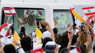 En una misa multitudinaria en Beirut, el papa pide "nuevos enfoques" para la paz