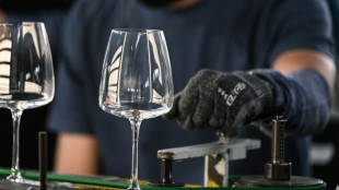 Touché mais pas coulé, le géant verrier Arc tente de se relancer