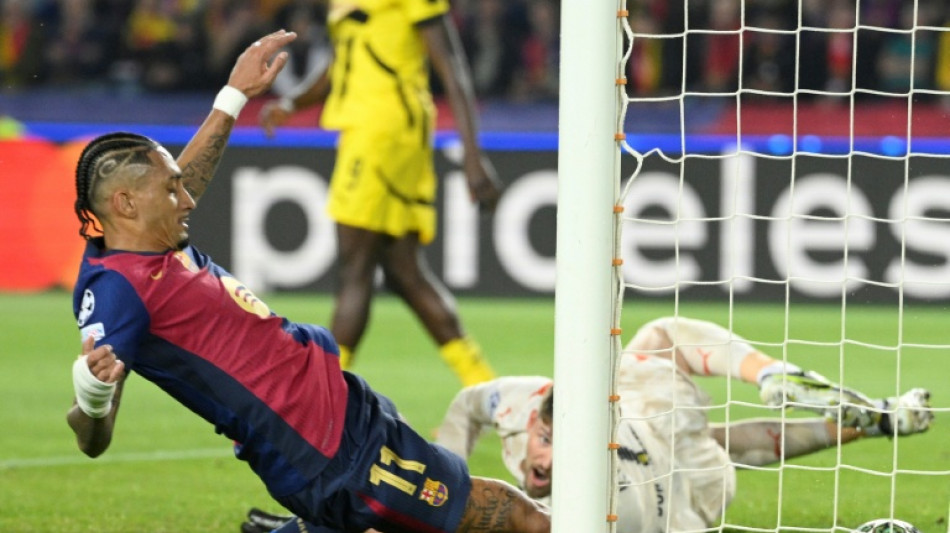 Com gol de Raphinha, Bar&ccedil;a goleia Dortmund (4-0) e coloca um p&eacute; nas semis da Champions