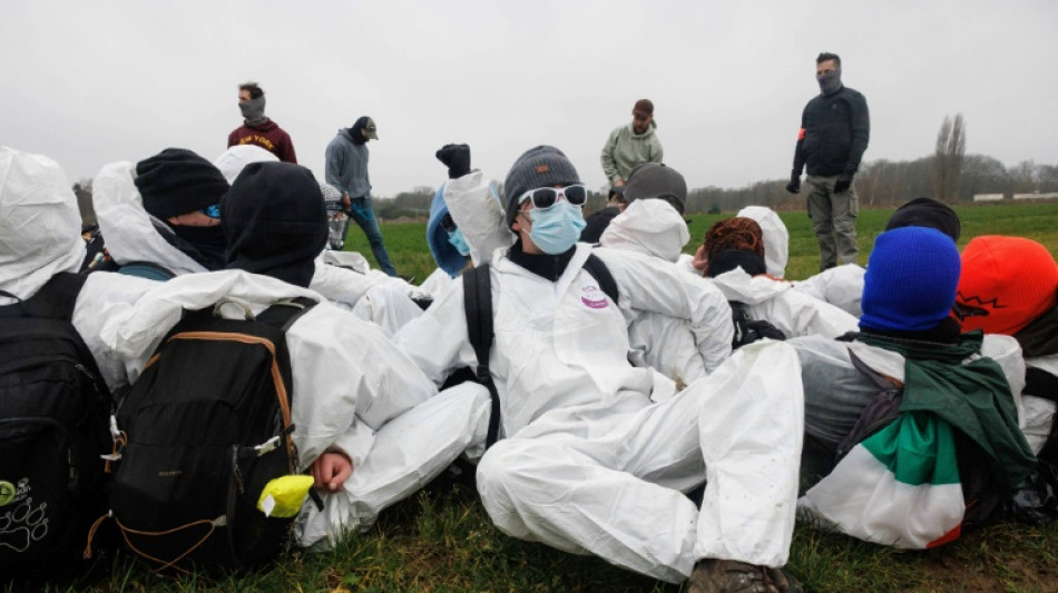 Belgique : action de militants &eacute;cologistes contre un centre logistique et un a&eacute;roport