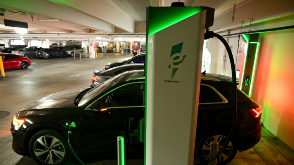 Jueza ordena a gobierno de Trump liberar recursos para estaciones de autos el&eacute;ctricos