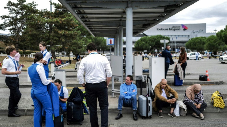 De nombreux a&eacute;roports fran&ccedil;ais encore &eacute;vacu&eacute;s jeudi apr&egrave;s des alertes &agrave; la bombe