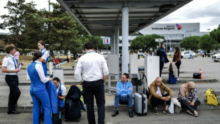 De nombreux a&eacute;roports fran&ccedil;ais encore &eacute;vacu&eacute;s jeudi apr&egrave;s des alertes &agrave; la bombe