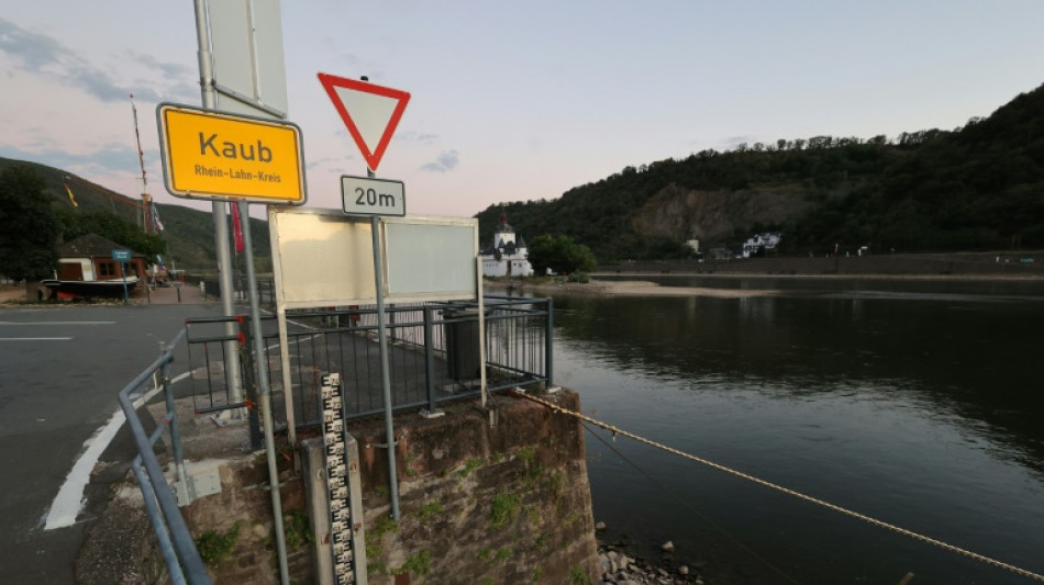 Tanker f&auml;hrt sich nach Kollision in Mittelrhein fest - Schiffsverkehr gesperrt