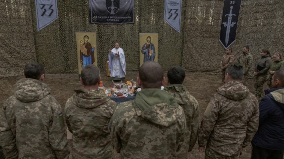 Capel&atilde;o para vivos e mortos no campo de batalha na Ucr&acirc;nia