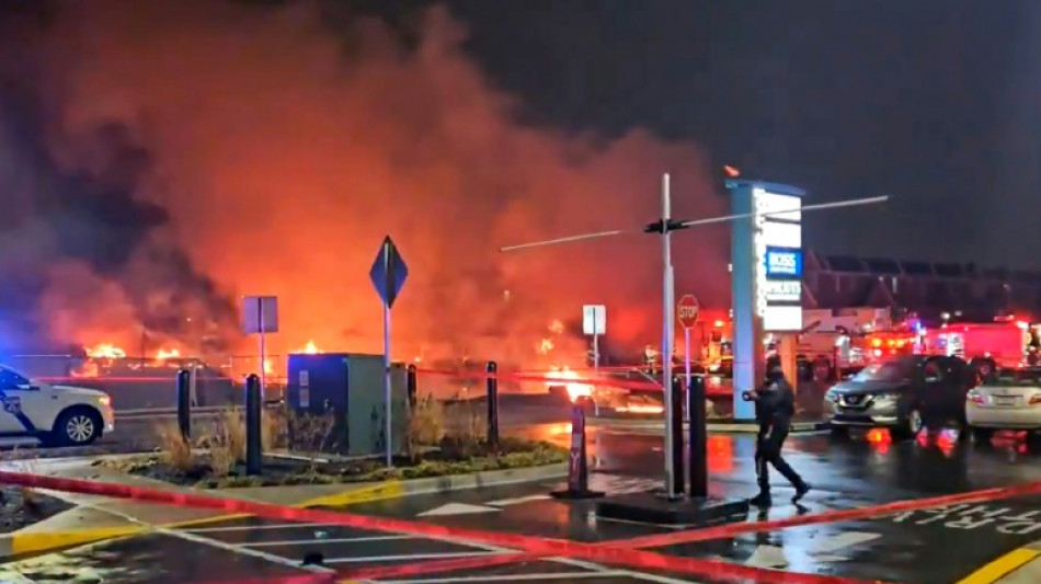 Avi&atilde;o de transporte m&eacute;dico cai na Filad&eacute;lfia e provoca grande inc&ecirc;ndio